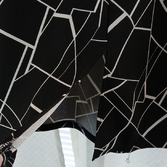 Chic Black and White Geometric Maxi Skirt - Picture 3 of 6